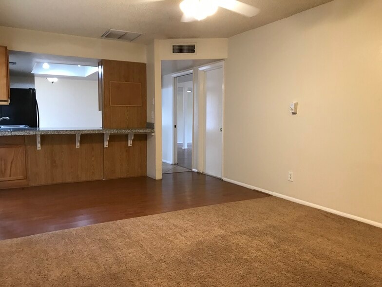 Building Photo - 2131 E Palmcroft Dr