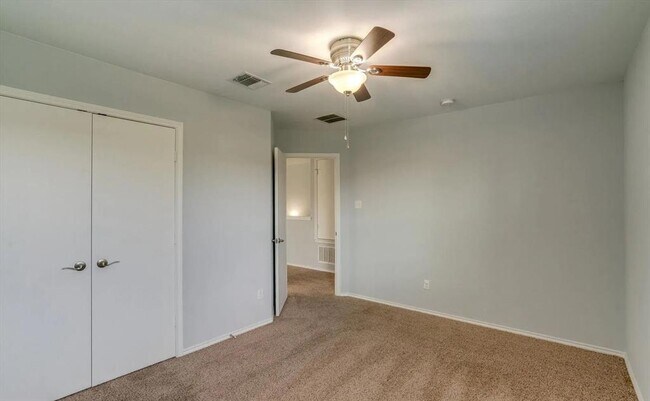 Building Photo - 6801 Baythorne Dr