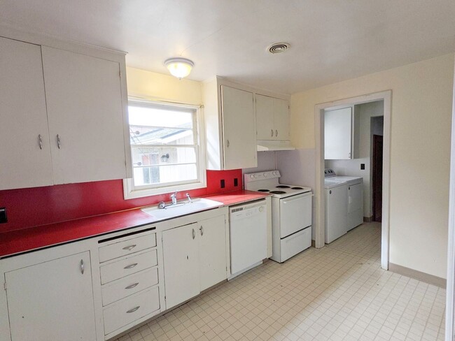 Building Photo - 5+ bedroom South Campus house w/ large fen...