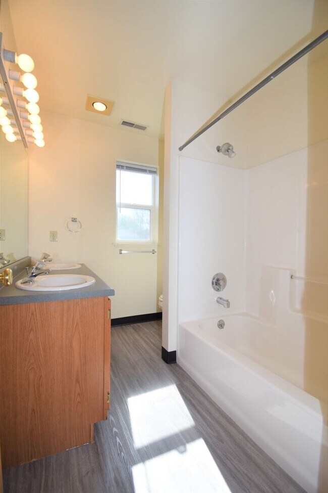 Building Photo - Townhouse style 2bed 1.5bath with attached...