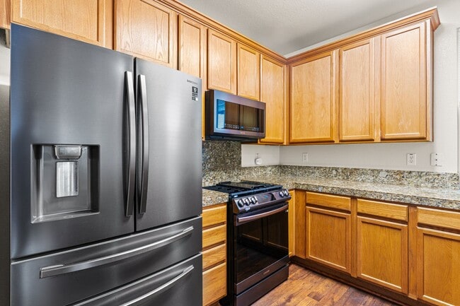 Building Photo - Modern 4 Bed Home with Office, AC, Garage,...