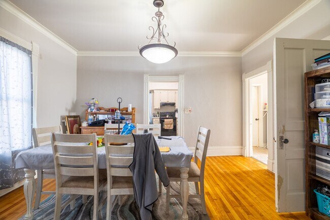 Building Photo - For Rent: 5 bed / 2 bath home in Oshkosh