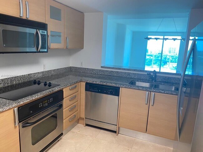 Building Photo - 2101 Brickell Ave