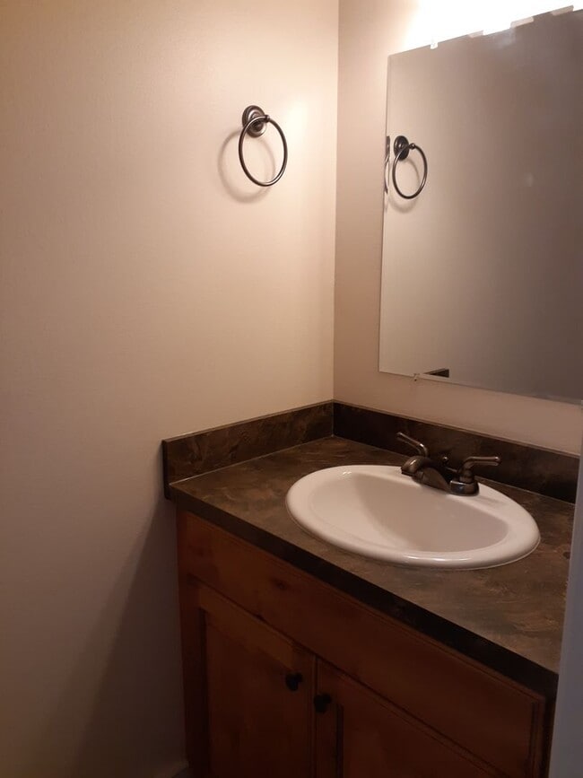 Building Photo - 2 bed 1.5 bath Lincoln Park Townhome!