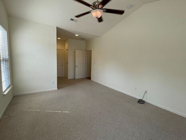 Building Photo - NW Brick Townhome, Granite Counter-Tops, W...