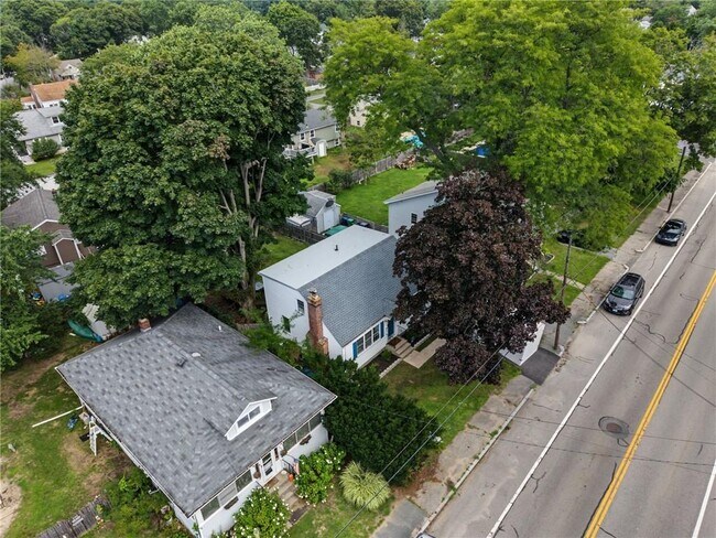 Building Photo - 1349 W Shore Rd