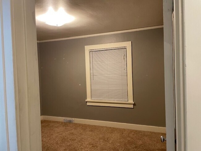 Building Photo - 514 School St