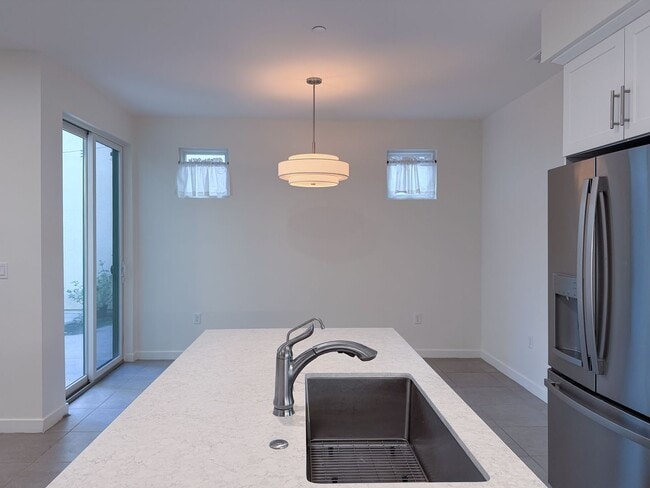 Building Photo - 1568 E Thompson Blvd