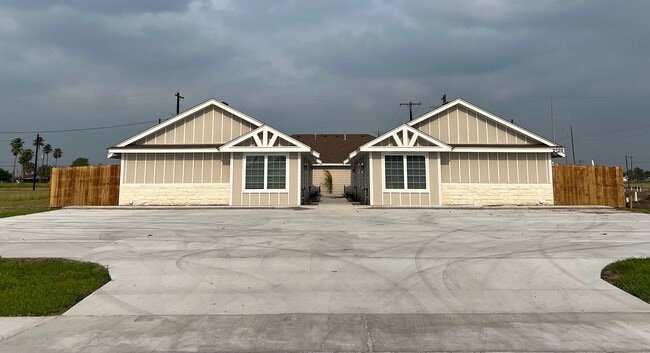 Building Photo - 2120 Southridge Ave