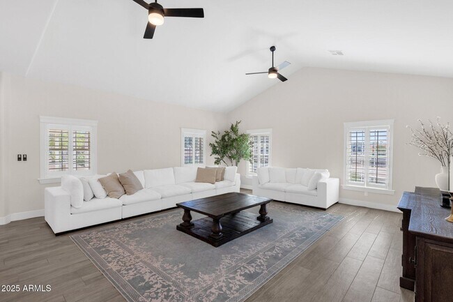 Building Photo - 856 W Quail Cir