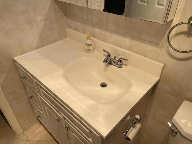 Building Photo - 705 Lori Dr