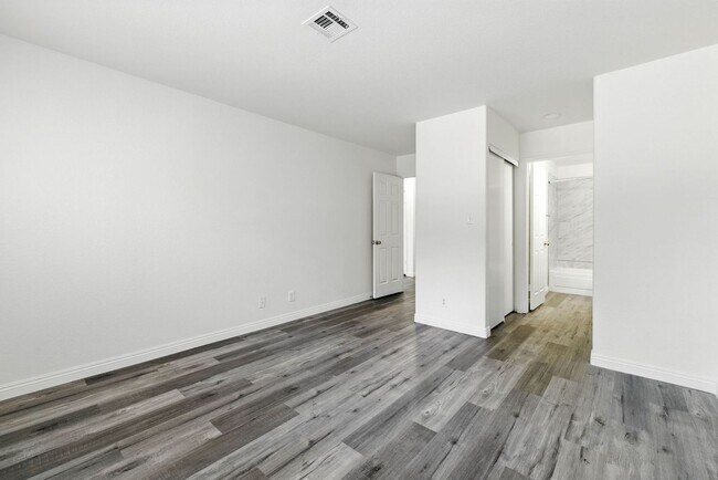 Building Photo - SW!! 2 Bedroom Condo!! 1st Floor!! Newly r...
