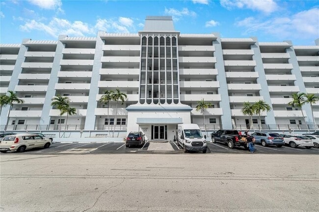 Building Photo - 3051 NE 48th St