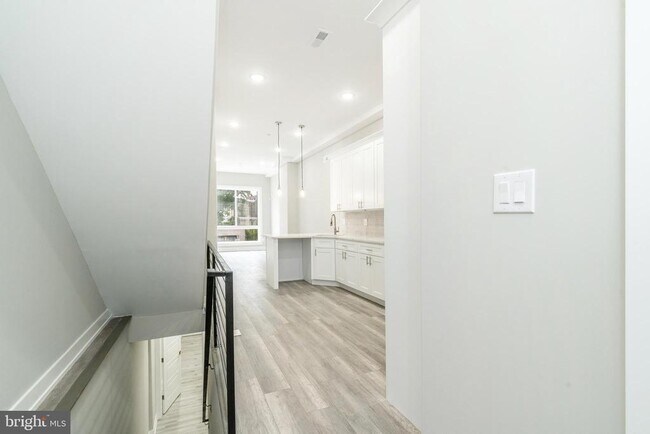 Building Photo - 103 E Duval St