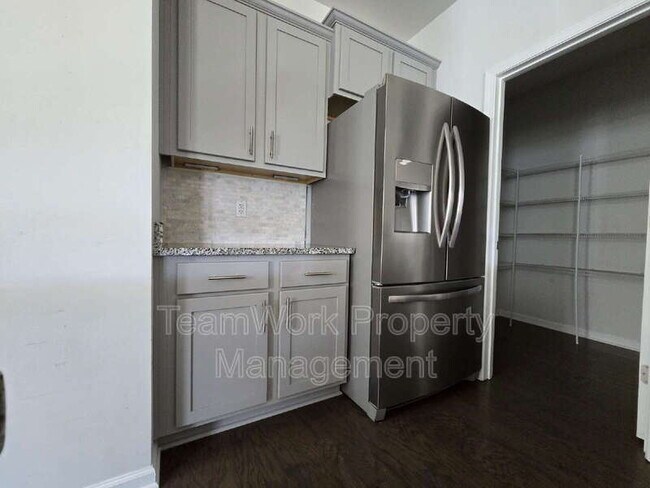 Building Photo - 454 Zenith Blvd