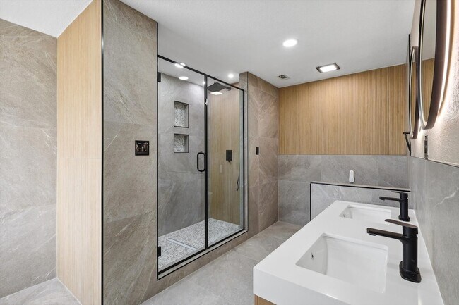 Building Photo - 6043 Fieldstone Dr