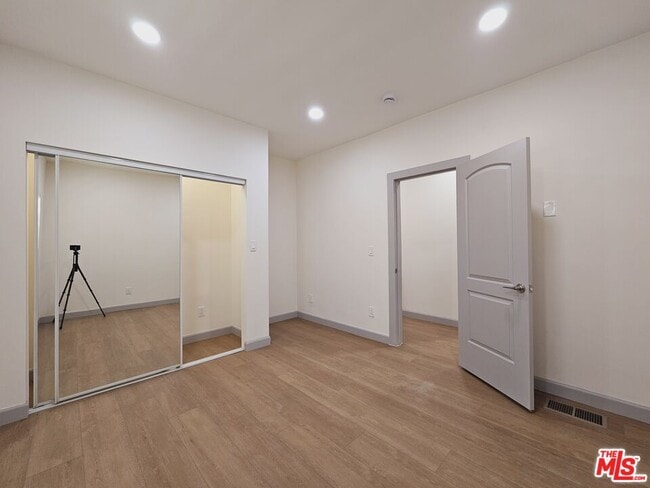 Building Photo - 2826 1/2 Leeward Ave