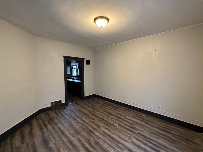Building Photo - 705 W Seminary St