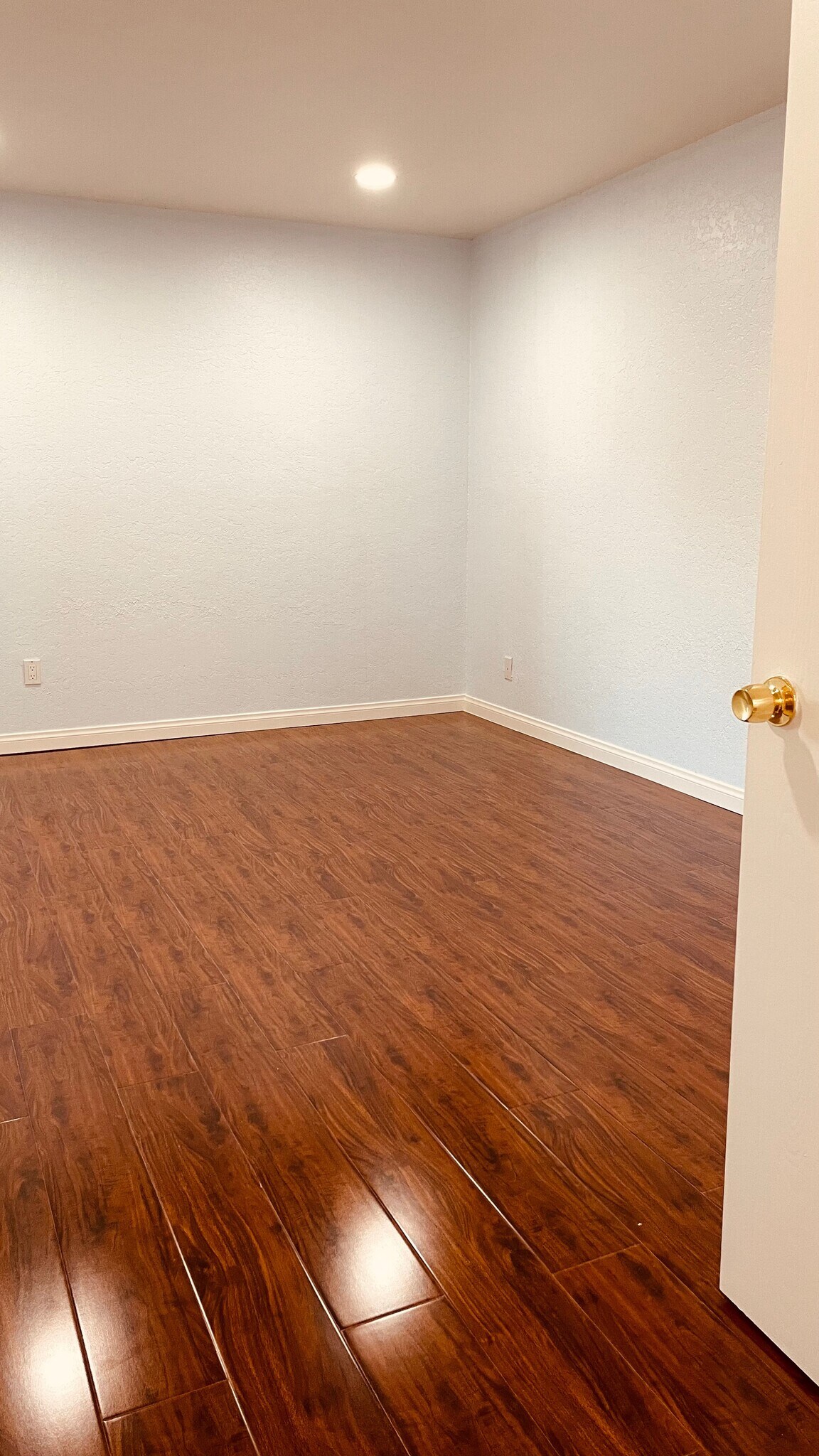 Very private and peaceful corner bedroom, NO neighbors - 515 N Jackson St