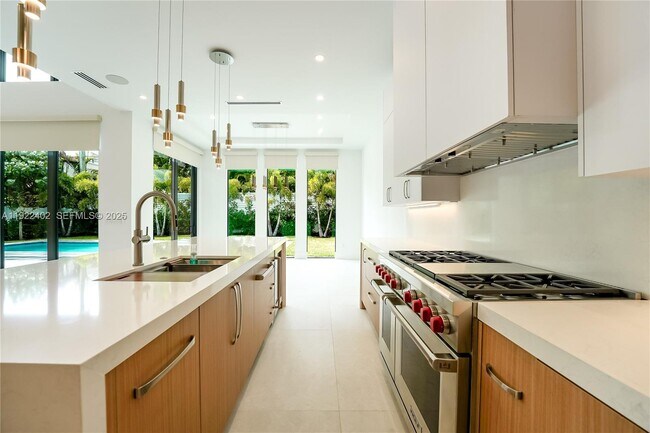 Building Photo - 333 NE Spanish Ct