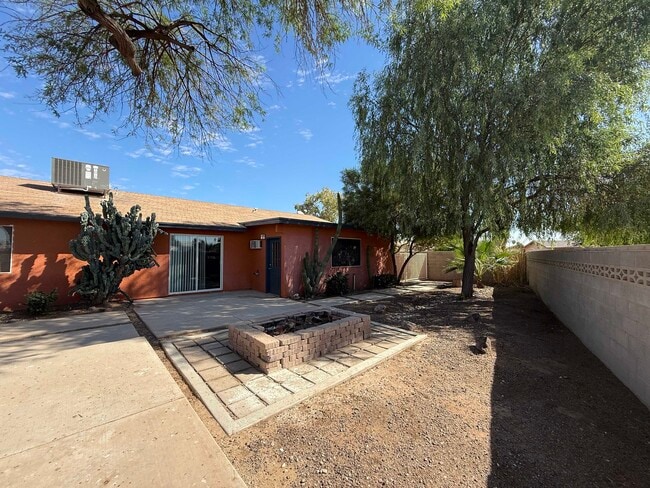 Building Photo - 3035 W 11th Ln