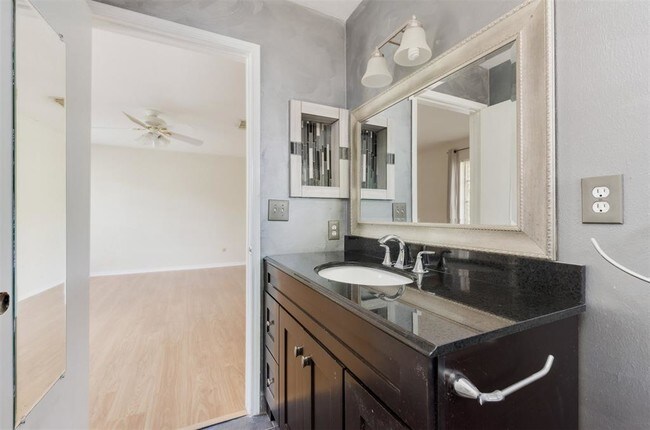 Building Photo - 2207 Briarview Dr
