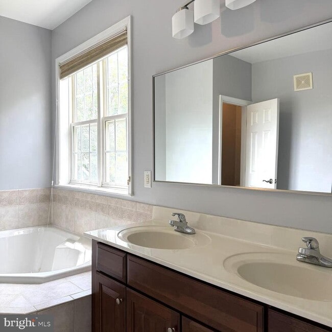 Building Photo - 6765 Hampton Bay Ln