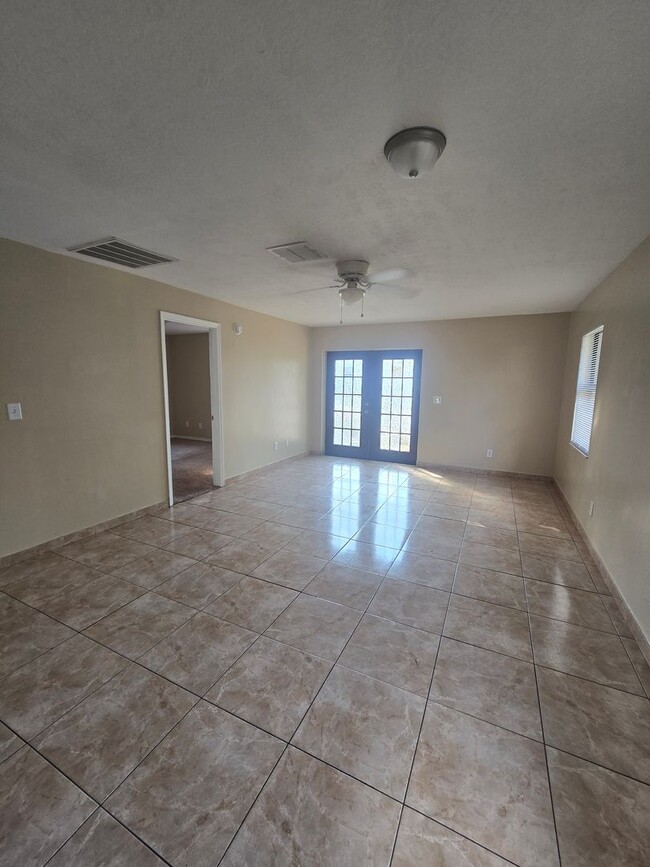 Building Photo - 3 bedroom 1 bath home