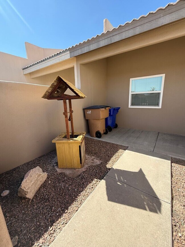 Building Photo - Beautiful 2 Bedroom/2 Bath W/ Office