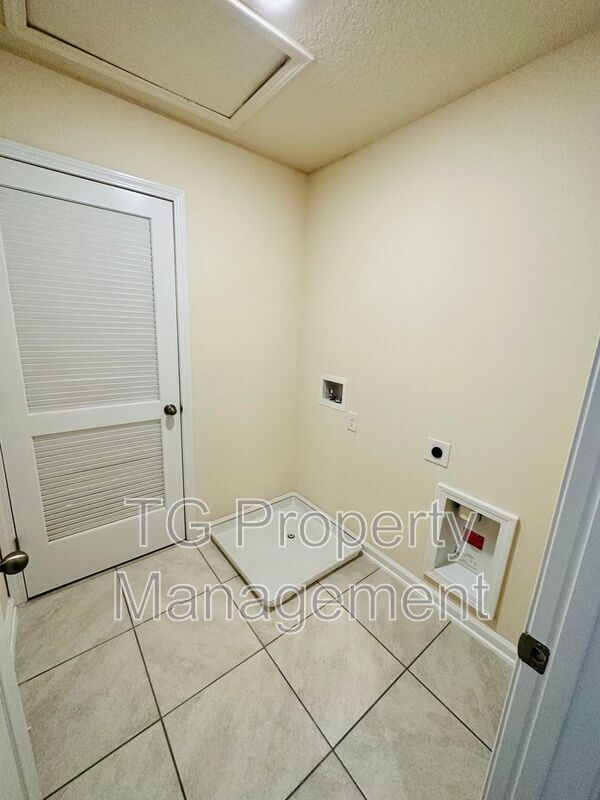 Building Photo - 70 Oarsman Xing Dr