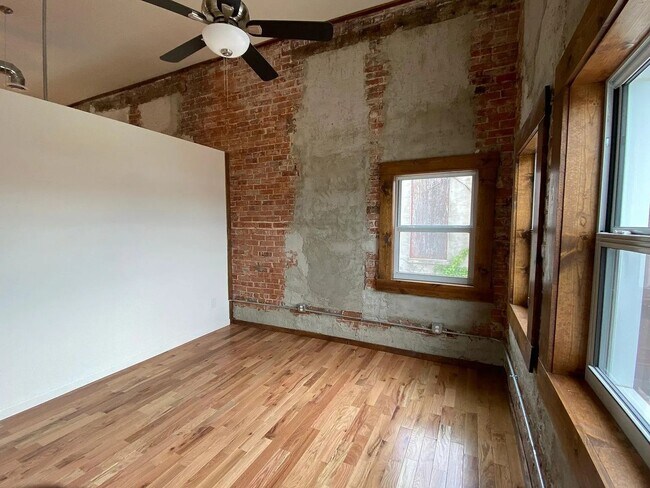 Building Photo - 114 E Harrison St