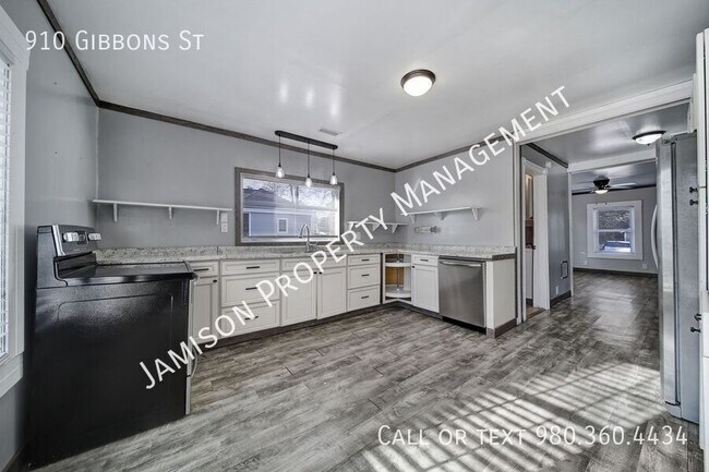 Building Photo - 910 Gibbons St