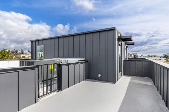 Building Photo - 603 N Harvard Blvd