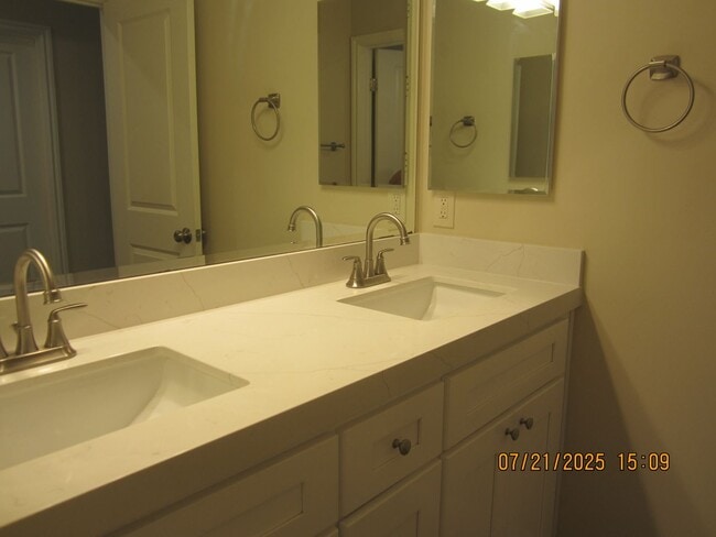 Building Photo - Immaculate Single Story Like New
