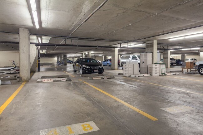 Building Photo - Beautiful Downtown Coeur d' Alene Condo  w/ Amazing Views!