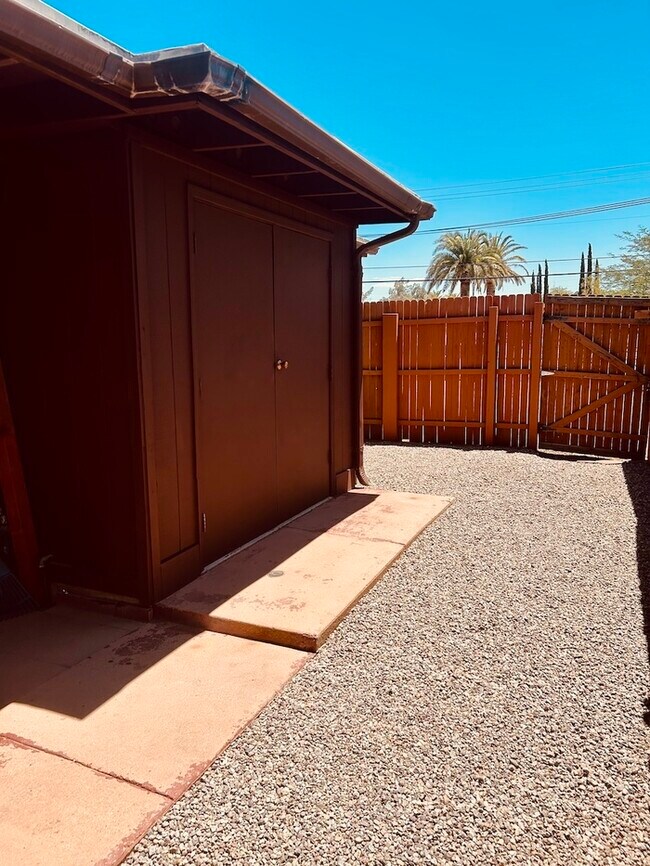 Building Photo - FOR RENT