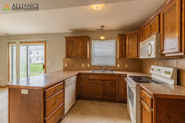 Building Photo - Large Duplex!