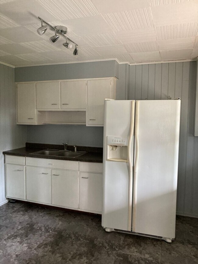 Building Photo - One Bedroom Apartment with den area- ALL UTILITIES INCLUDED!!