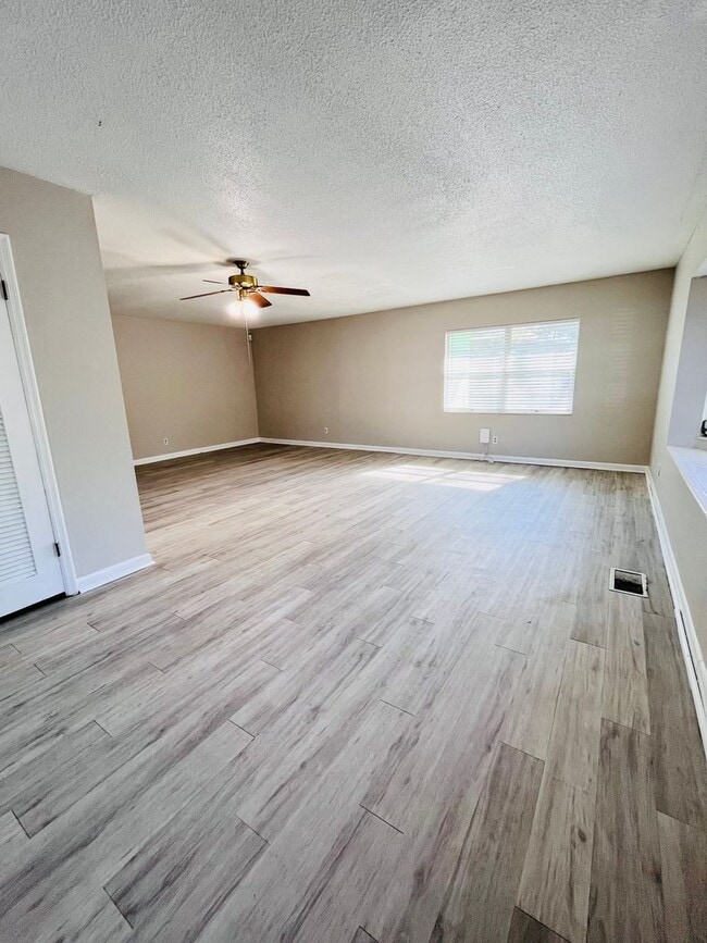 Building Photo - 3 Bed/2 Bath with one car garage home located in Jake Gaither Neighborhood!
