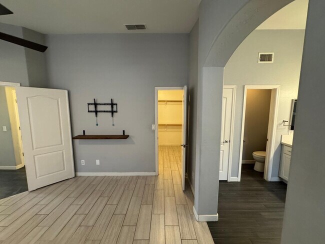 Building Photo - 24 S Willow Creek St