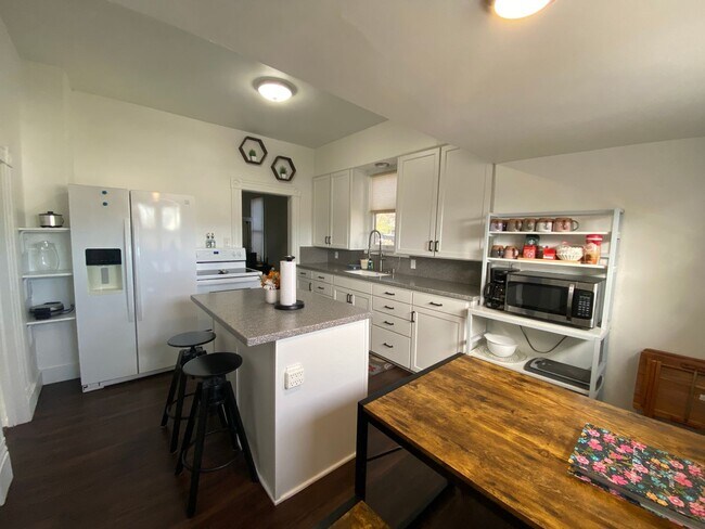 Building Photo - Pet Friendly |Stylish 3 Bedroom | 2 Bath Duplex in The Dalles – Great Location & Modern Comforts