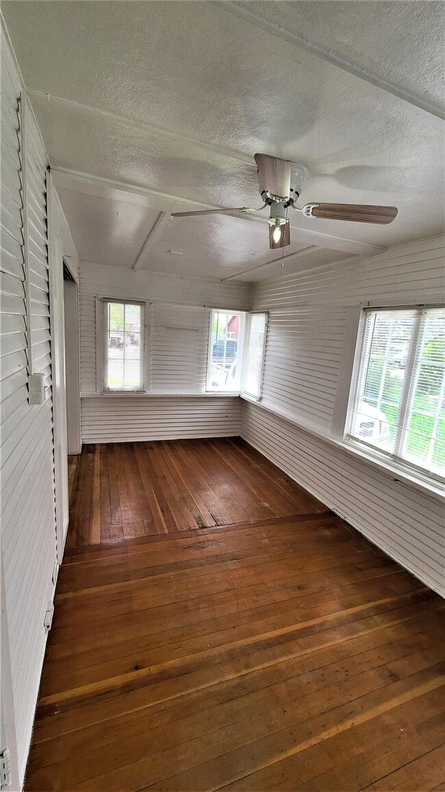 Building Photo - 139 N Ash St