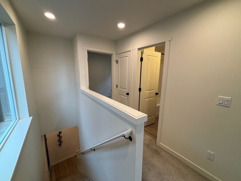 Building Photo - 12070 SE Pine St