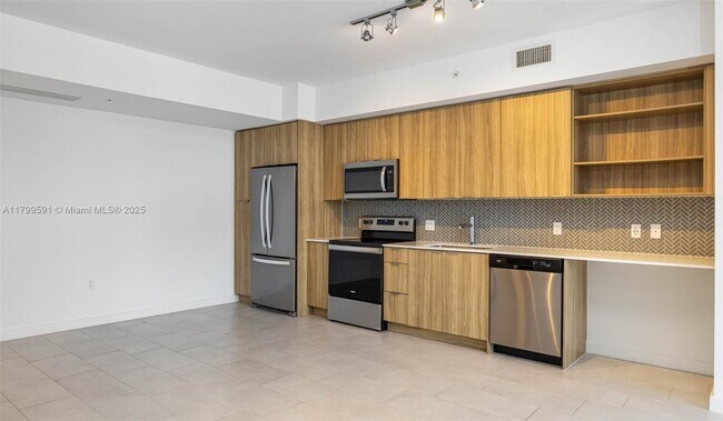 Building Photo - 2150 N Bayshore Dr