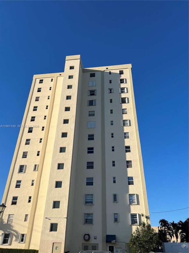 Building Photo - 900 NE 18th Ave