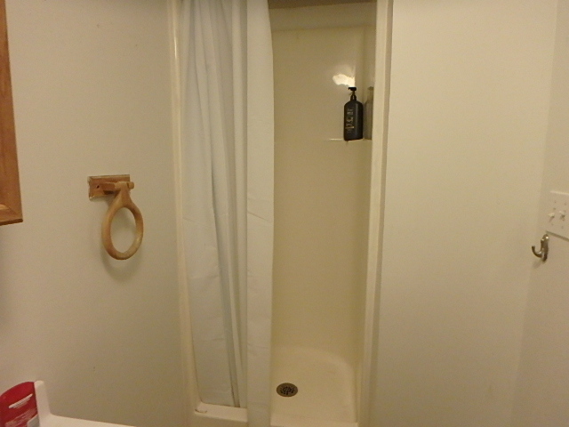 BATH - SHOWER - 513 4th St