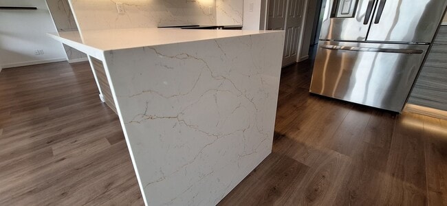 Building Photo - Luxurious 2-Bed, 2-Bath Condo with Spectacular Views and Designer Upgrades in Kirkland!!