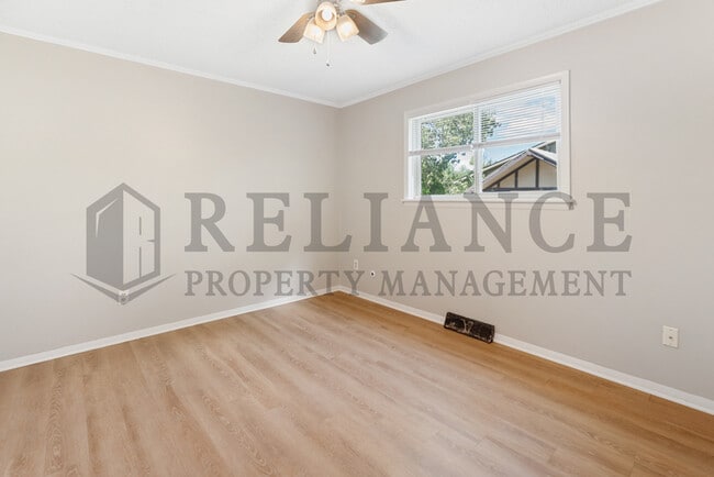 Building Photo - 2202 S White Oak Dr