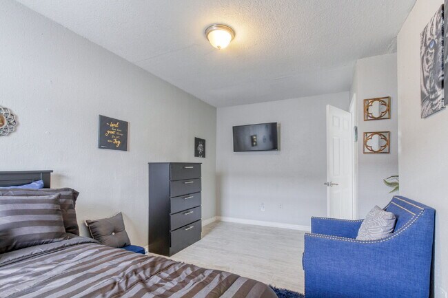 Building Photo - Beautifully Remodeled 3BR Duplex Near Parks, Schools & New Rec Center — Utilities Included. Secti...