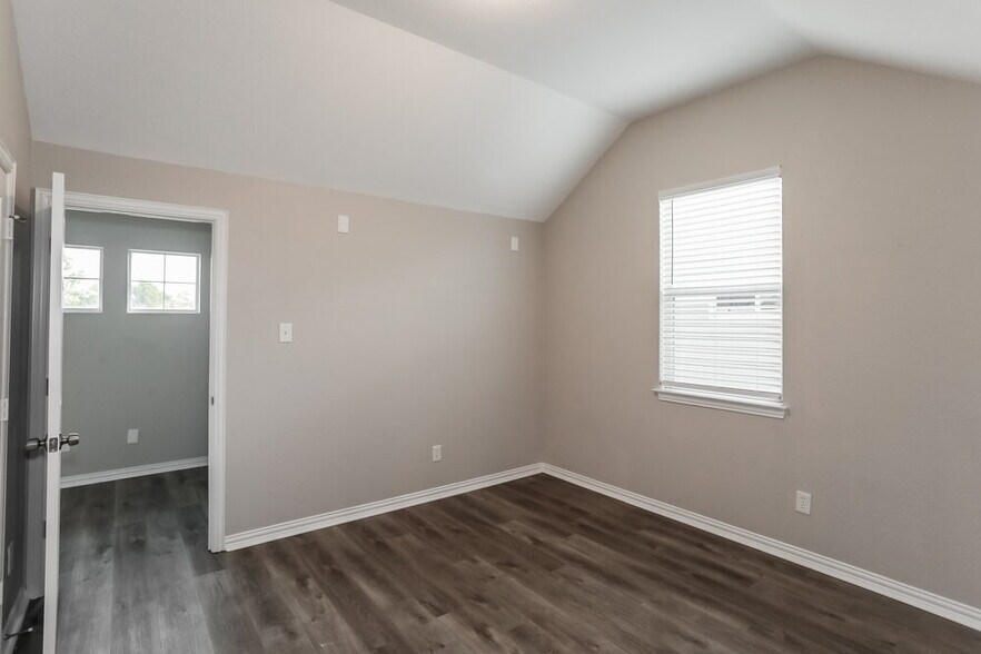 Building Photo - 10200 Cedar Lake Dr